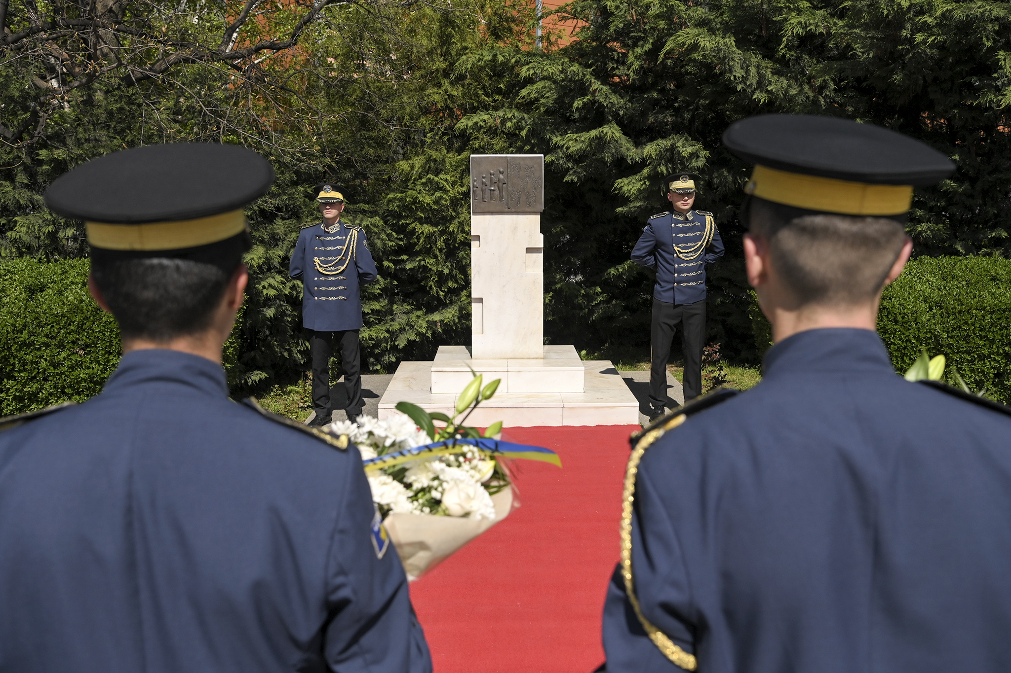 Kurti: Varret e hapura në Kosovë presin të vërtetën kurse Serbia ende vazhdon të qëndrojë mbi varre masive teksa i mohon ato