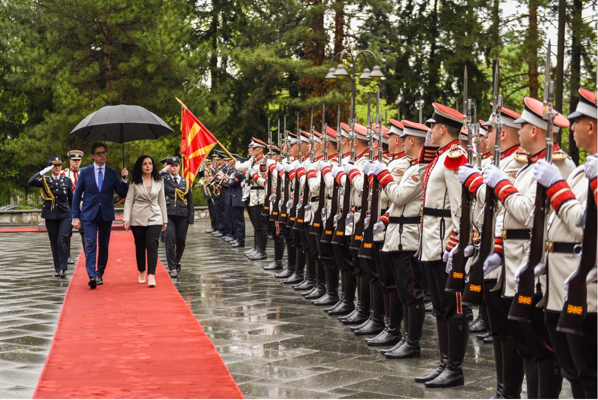 Presidentja Osmani pritet me nderime të larta shtetërore e ushtarake nga presidenti Pendarovski