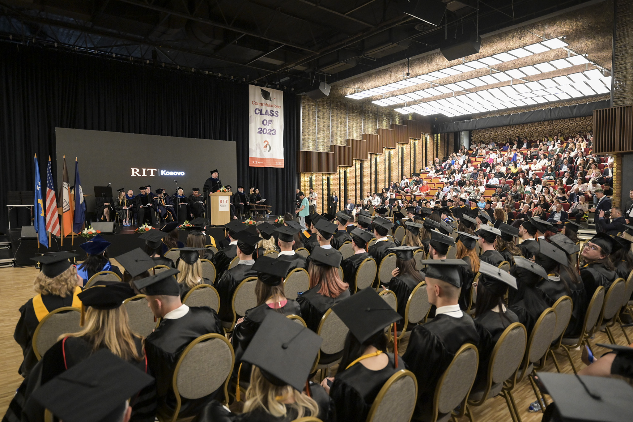 Kryeministri Kurti u uron diplomimin studentëve të R.I.T Kosova