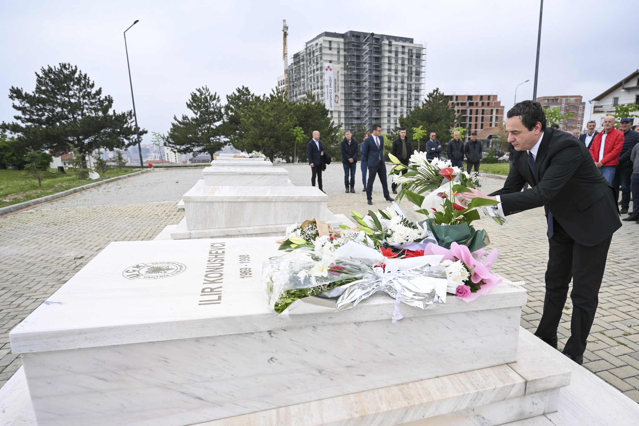 Kryeministri Kurti bën homazhe te varret e Ilir Konushevcit e Hazir Malajt