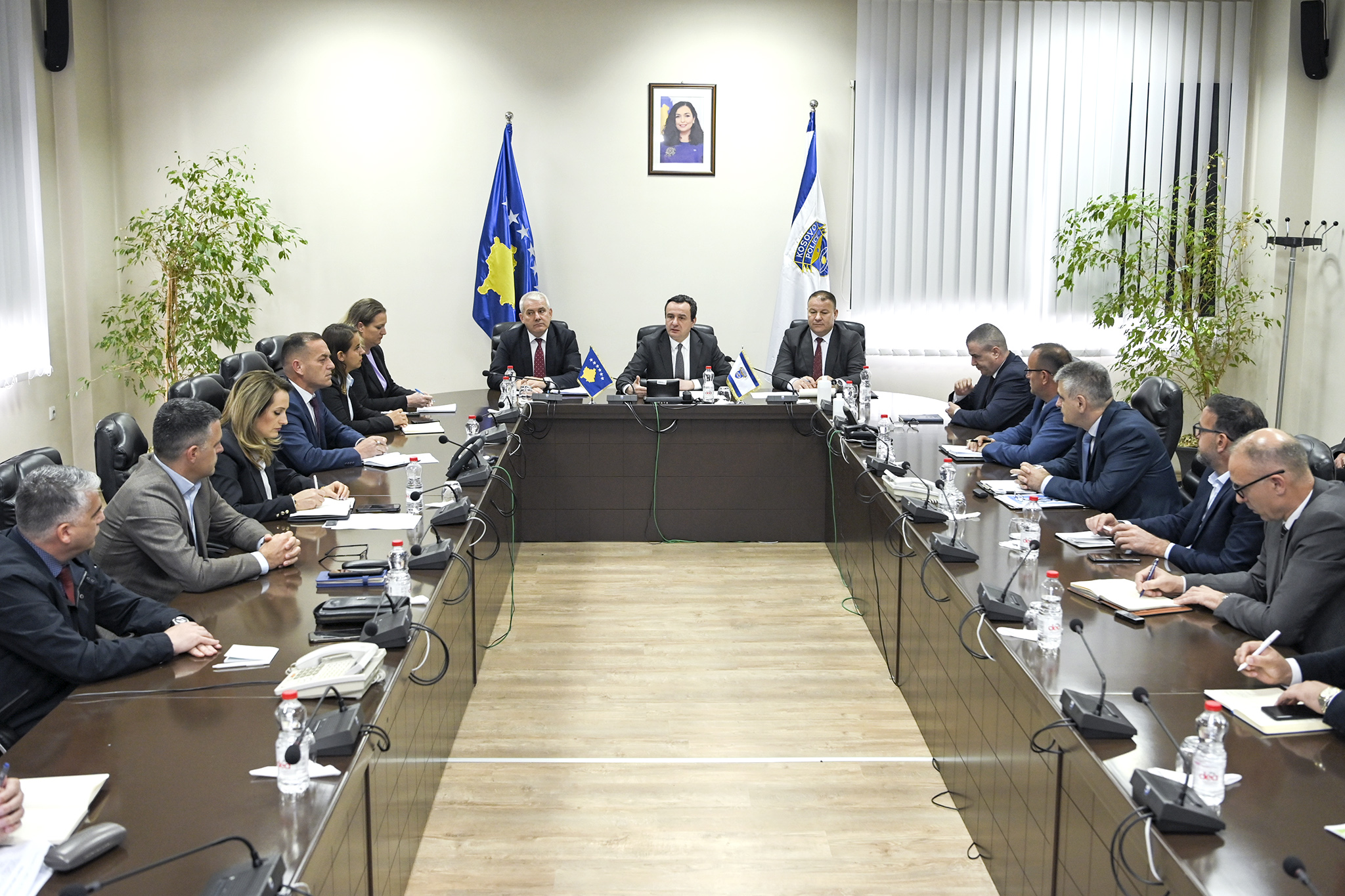 Kryeministri Kurti në Policinë e Kosovës ritheksoi zotimin për të mos reshtur së kërkuari drejtësi për krimet e luftës