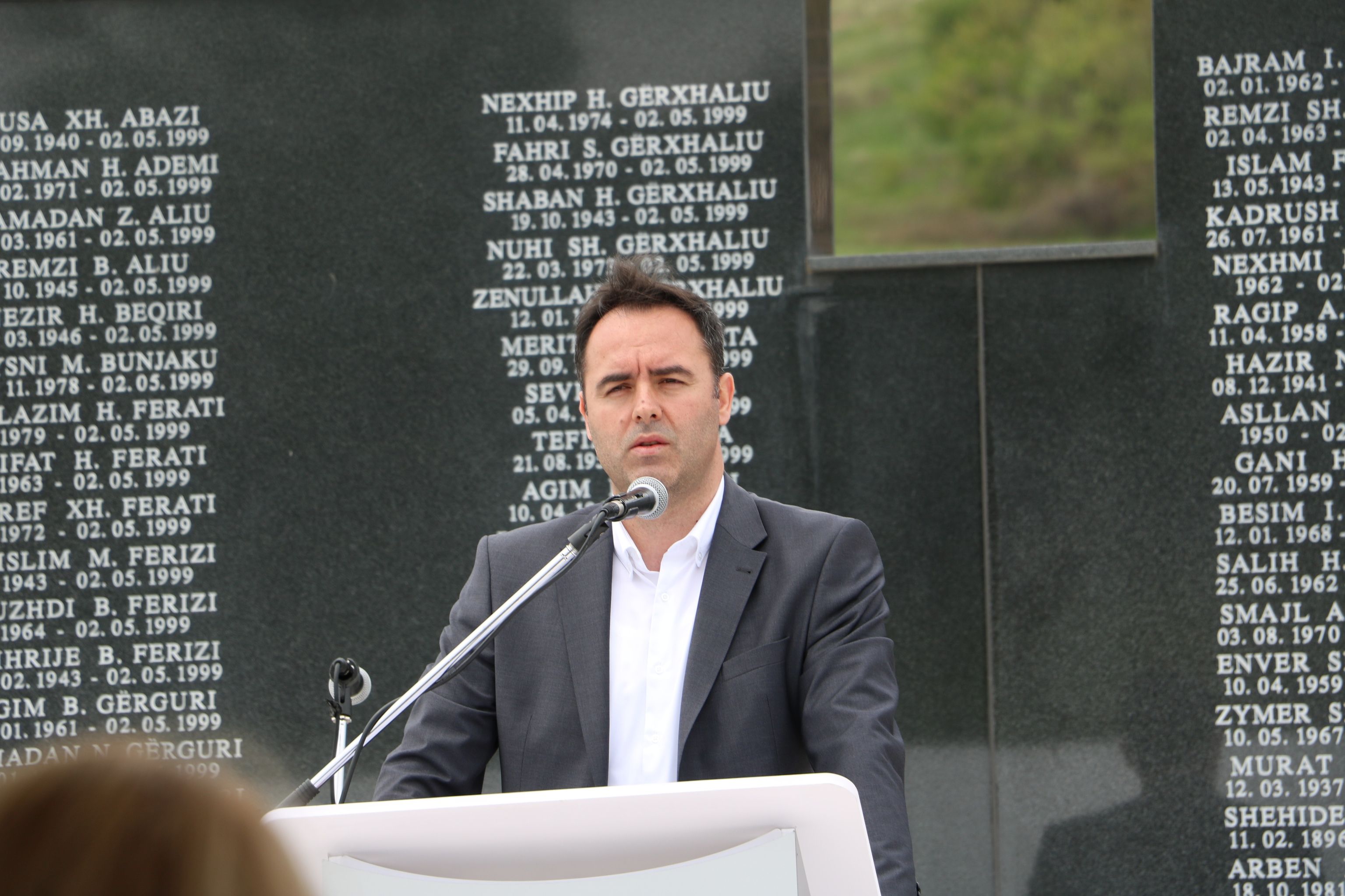 Konjufca nderon të rënët në Studime: Duhet të jemi vigjilent për këtë Serbi që e kemi përballë