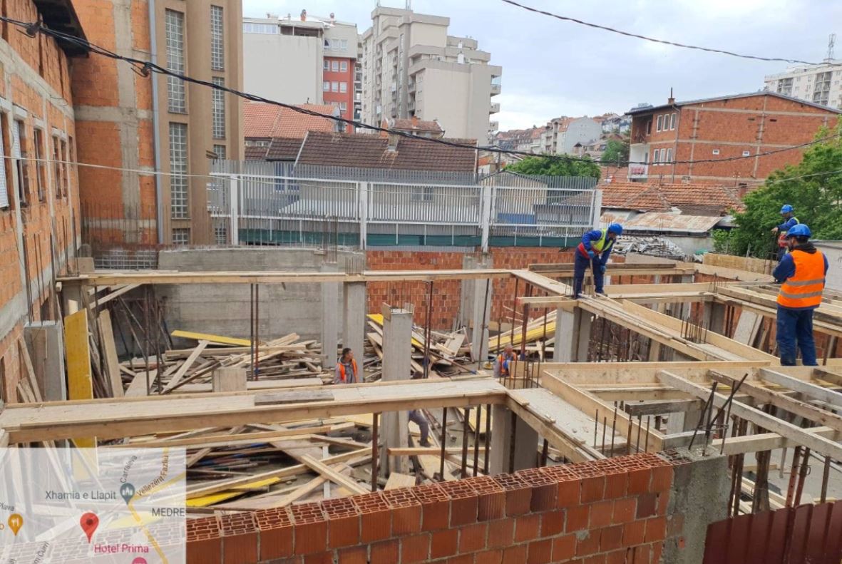 Komuna e Prishtinës rrënon një objekt i cili kishte filluar të ndërtohet pa leje