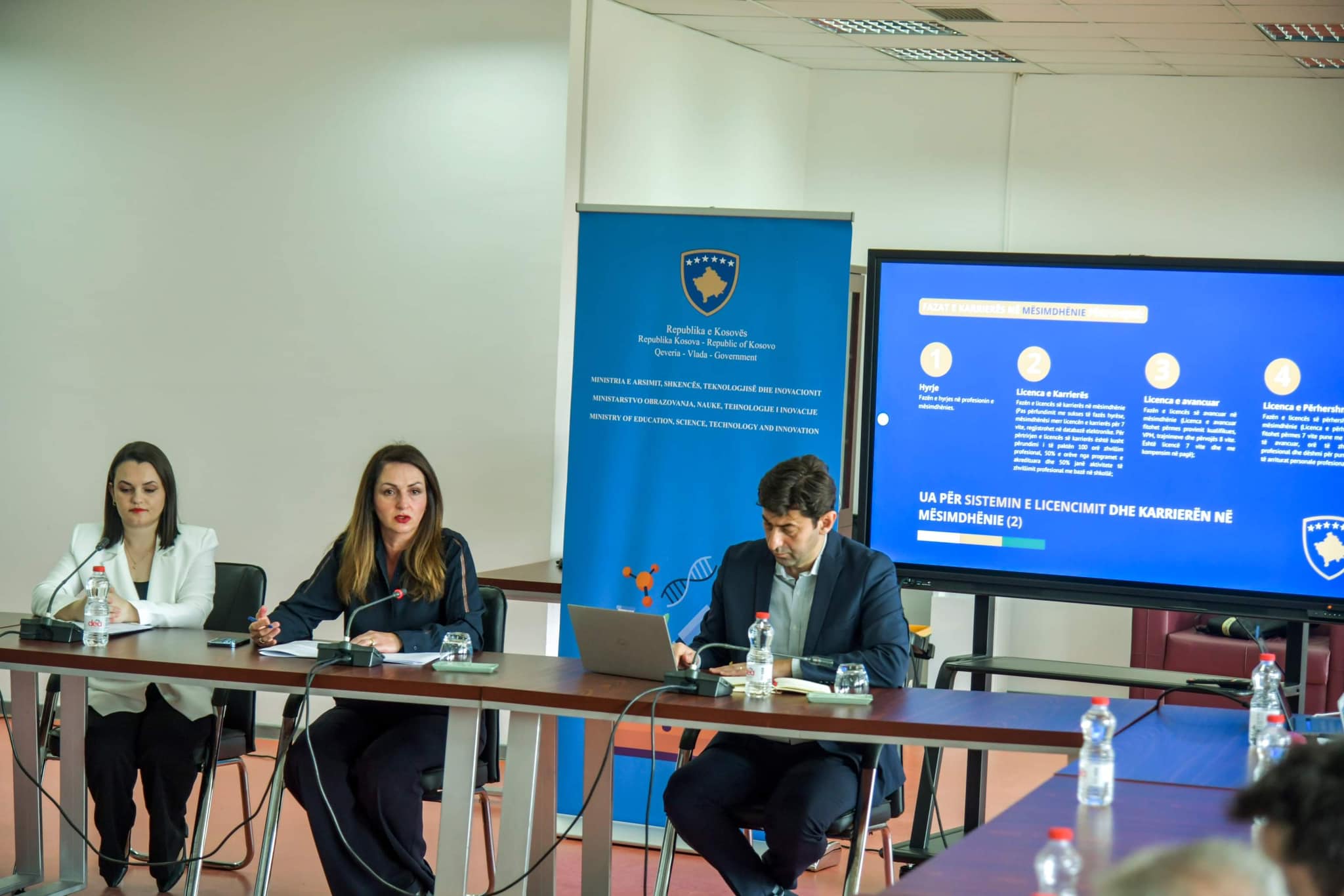 MAShTI: Prezantohet pakoja ligjore për sistemin e licencimit dhe avancimit në karrierë të mësimdhënësve