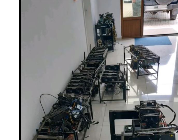 Policia e Kosovës gjen pajisje për prodhimin e kriptovalutave në Mitrovicë veri