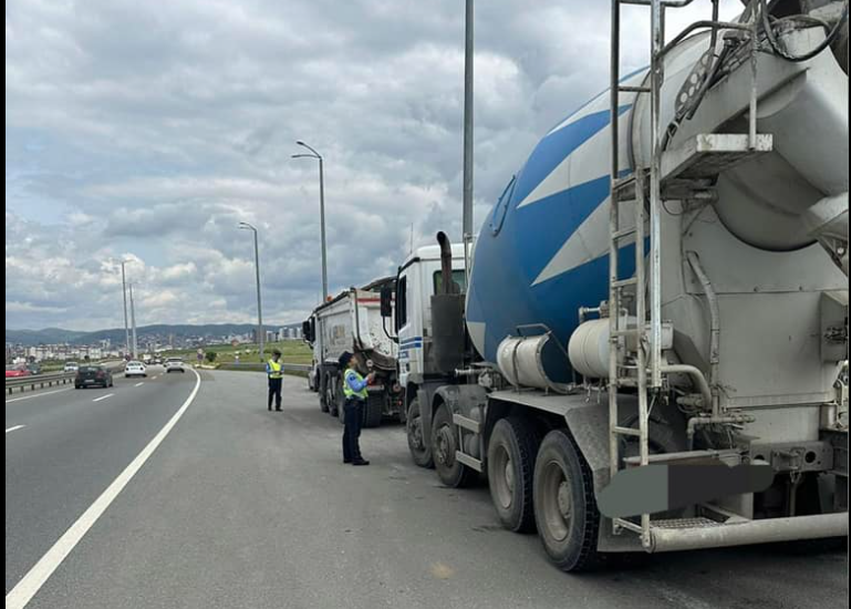 Policia apelon te pjesëmarrësit në trafik të kenë kujdes dhe të respektojnë rregullat dhe shenjat e trafikut rrugor