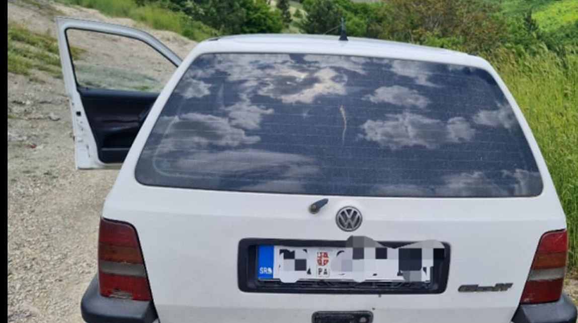 Policia ndalon një person për kalim të paautorizuar të vijës kufitare dhe posedim të armëve