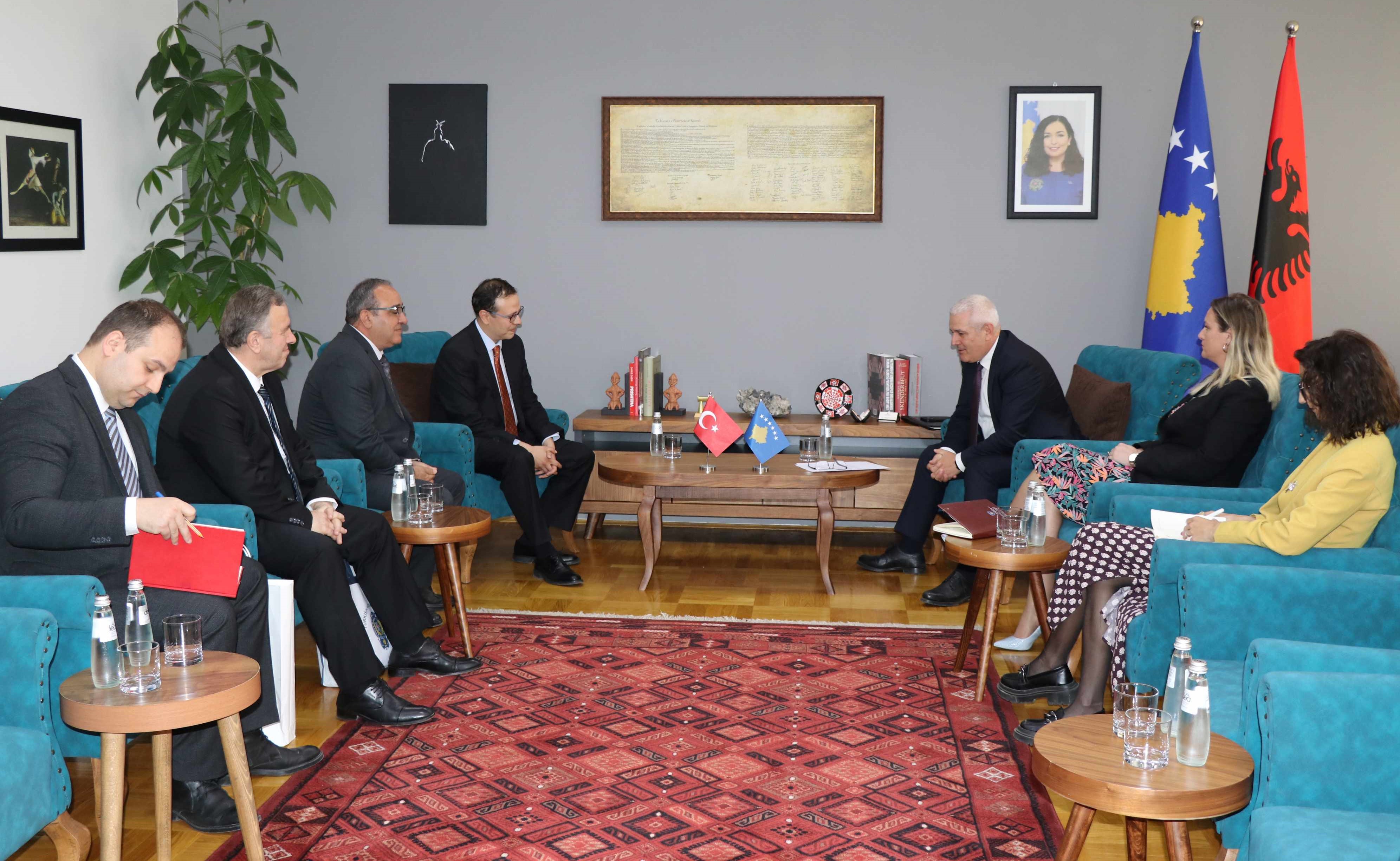 Sveçla pret në takim Angili, shprehin gatishmërinë për thellimin e bashkëpunimit mes Turqisë dhe Kosovës