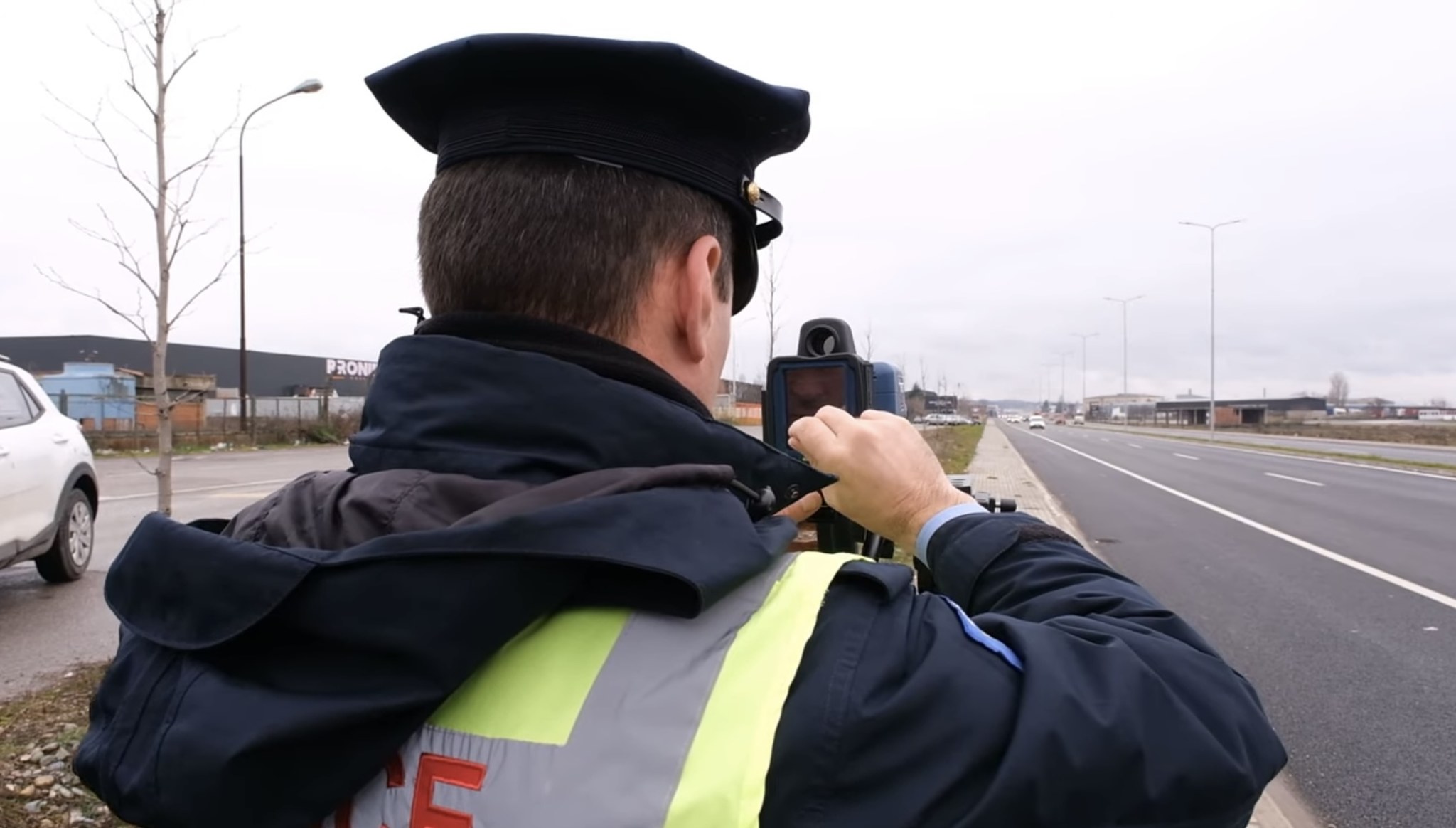 Policia parandalon garat e shpejtësisë me automjete në autostradën “Dr. Ibrahim Rugova”
