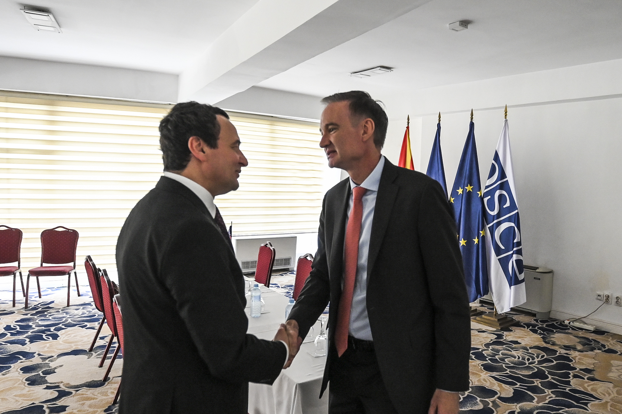 Kurti- Carpenter: Sundimi i ligjit duhet të mbështetet, lirim i menjëhershëm dhe pakushte të tre zyrtarëve policorë të rrëmbyer nga Serbia