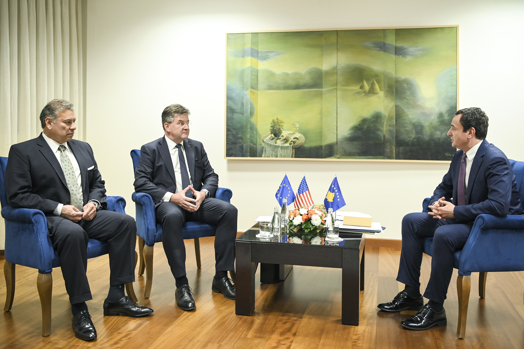 Kryeministri Kurti takon emisarët Lajčák dhe Escobar, shkëmbejnë ide për de-eskalim të situatës në veri