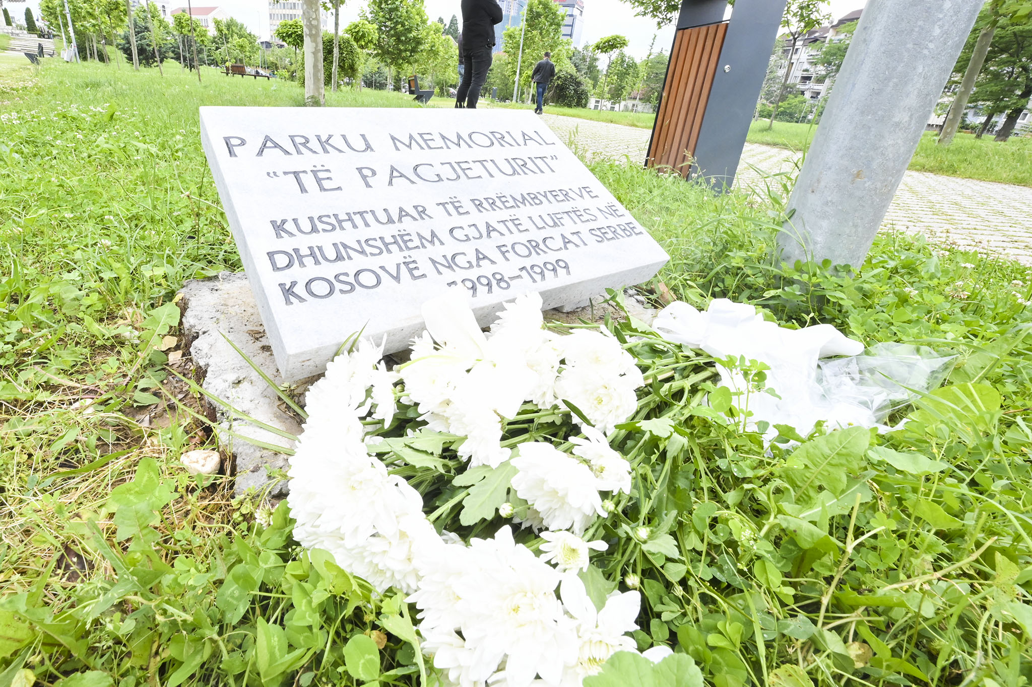 Kurti bën nderime te Parku Memorial “Të Pagjeturit”, kërkojmë të vërtetën dhe drejtësinë