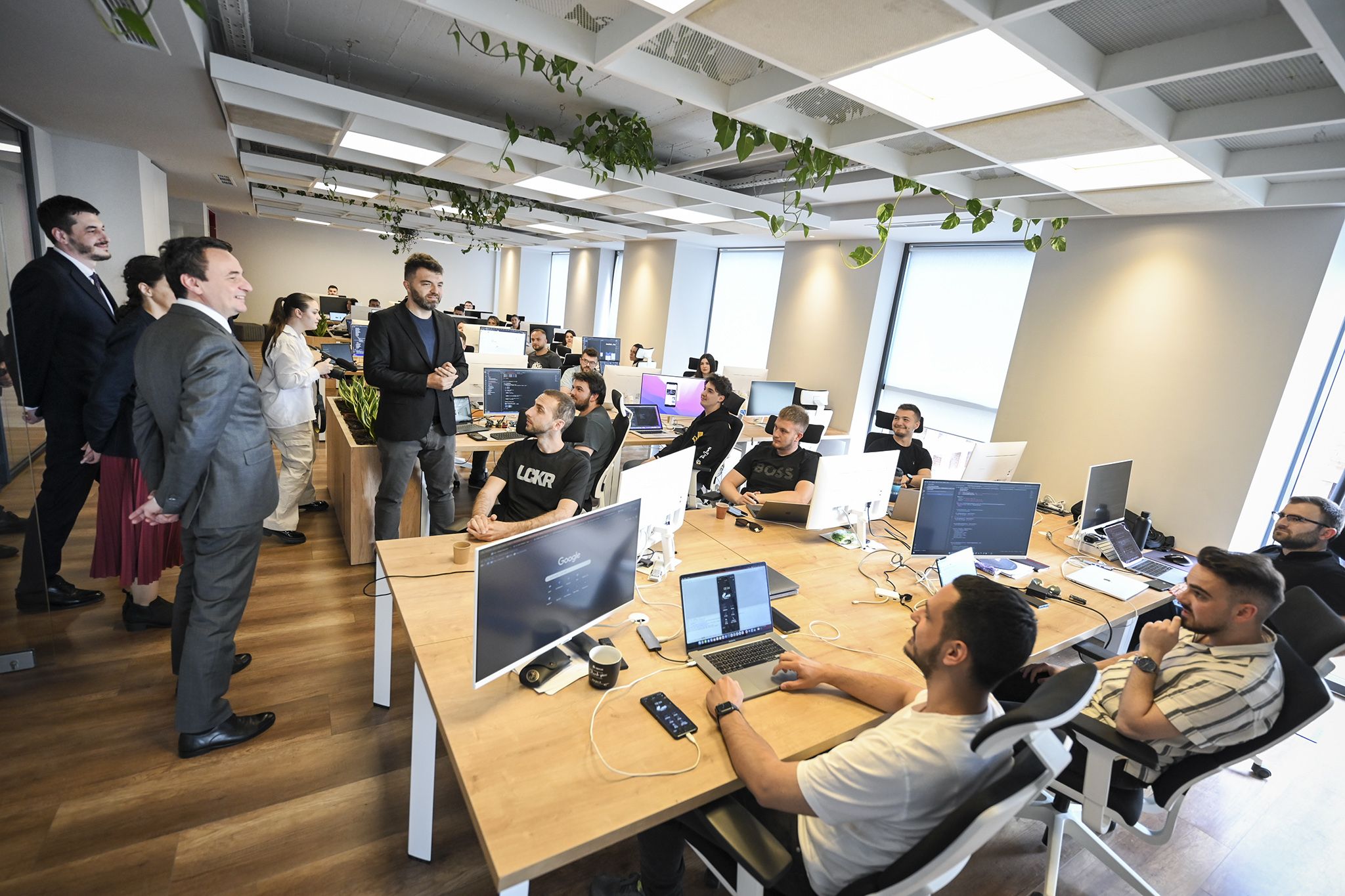 Kryeministri Kurti viziton kompaninë softuerik “LinkPlus IT”, i premton mbështetjen e Qeverisë