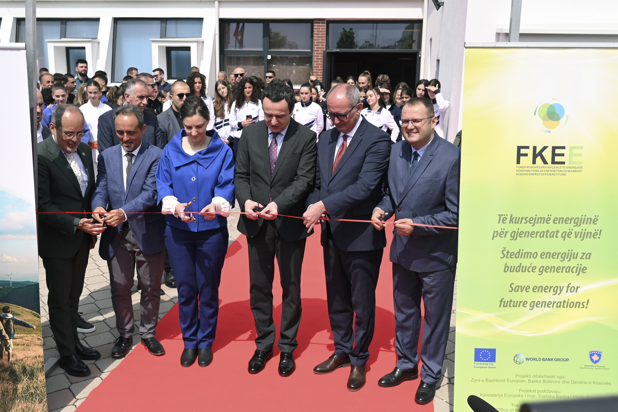 Kurti merr pjesë në inaugurimin e projektit të zbatimit të masave të efiçiencës së energjisë në Sallën e Sporteve në Ferizaj