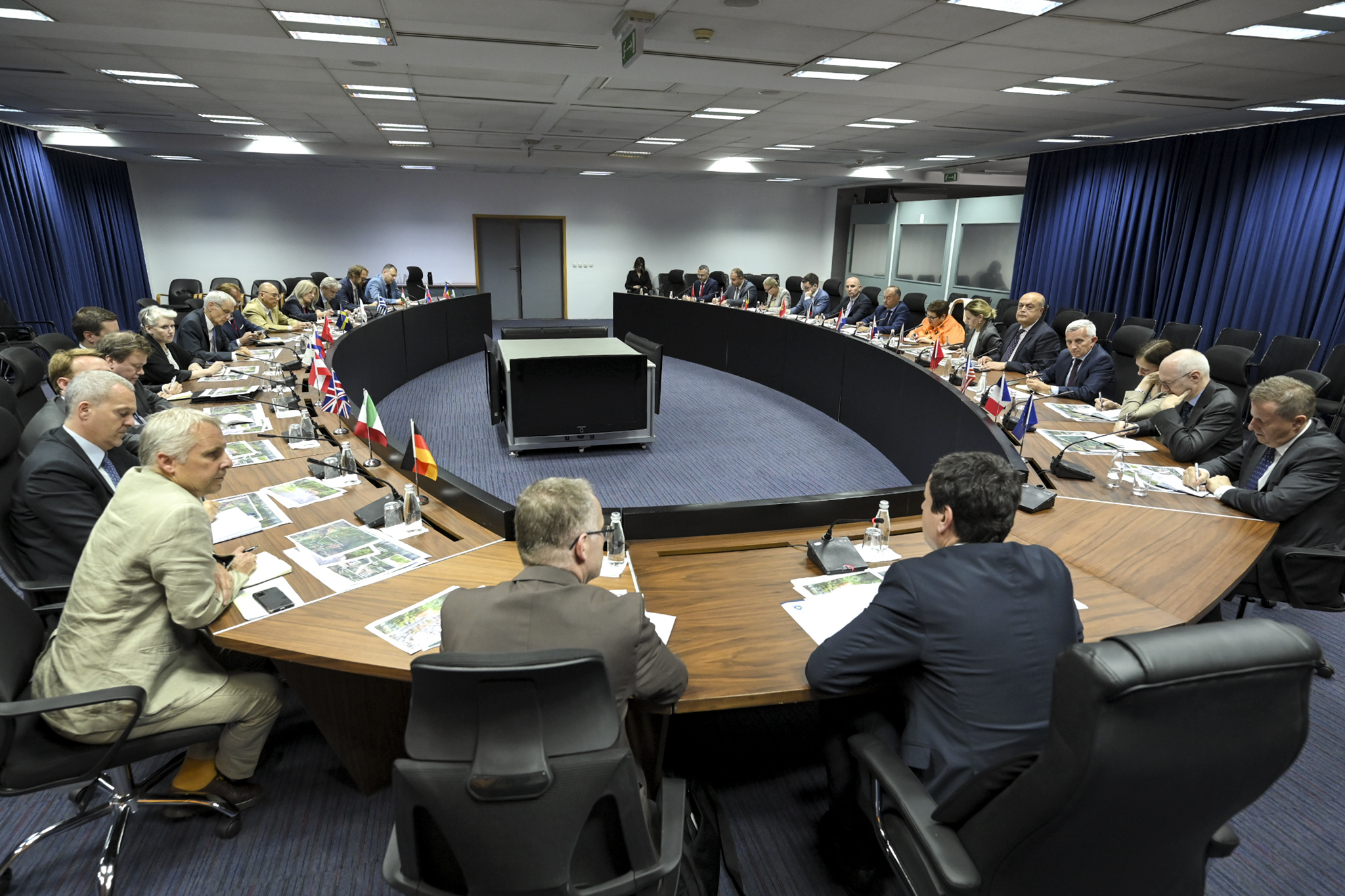 Kurti pret në takim ambasadorët e akredituar në Kosovë, diskutojnë për situatën e sigurisë në veri të vendit