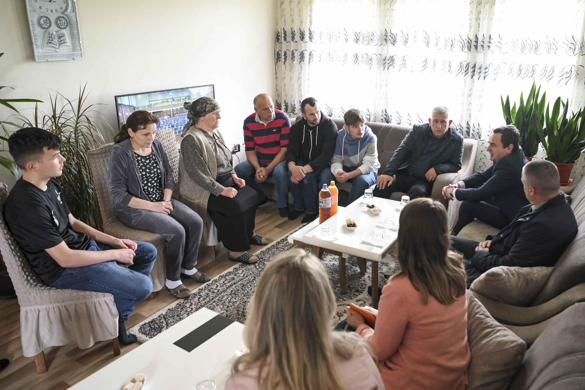 Kryeministri Kurti viziton familjet e tre policëve të rrëmbyer nga forcat serbe