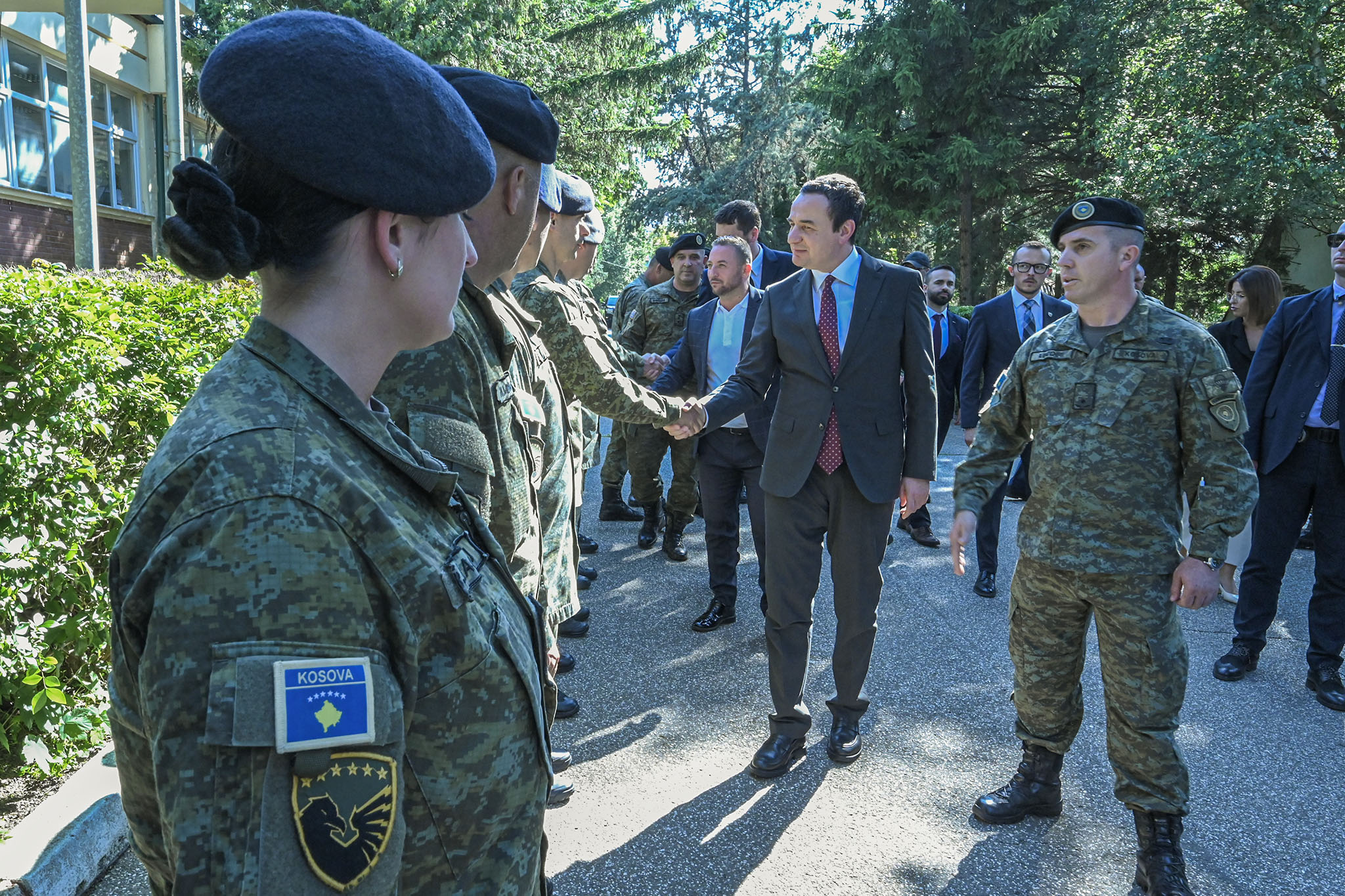 Kurti viziton kazermën “Evropianët e rinj” në Pomozatin dhe atë “Minatori” në Mitrovicë