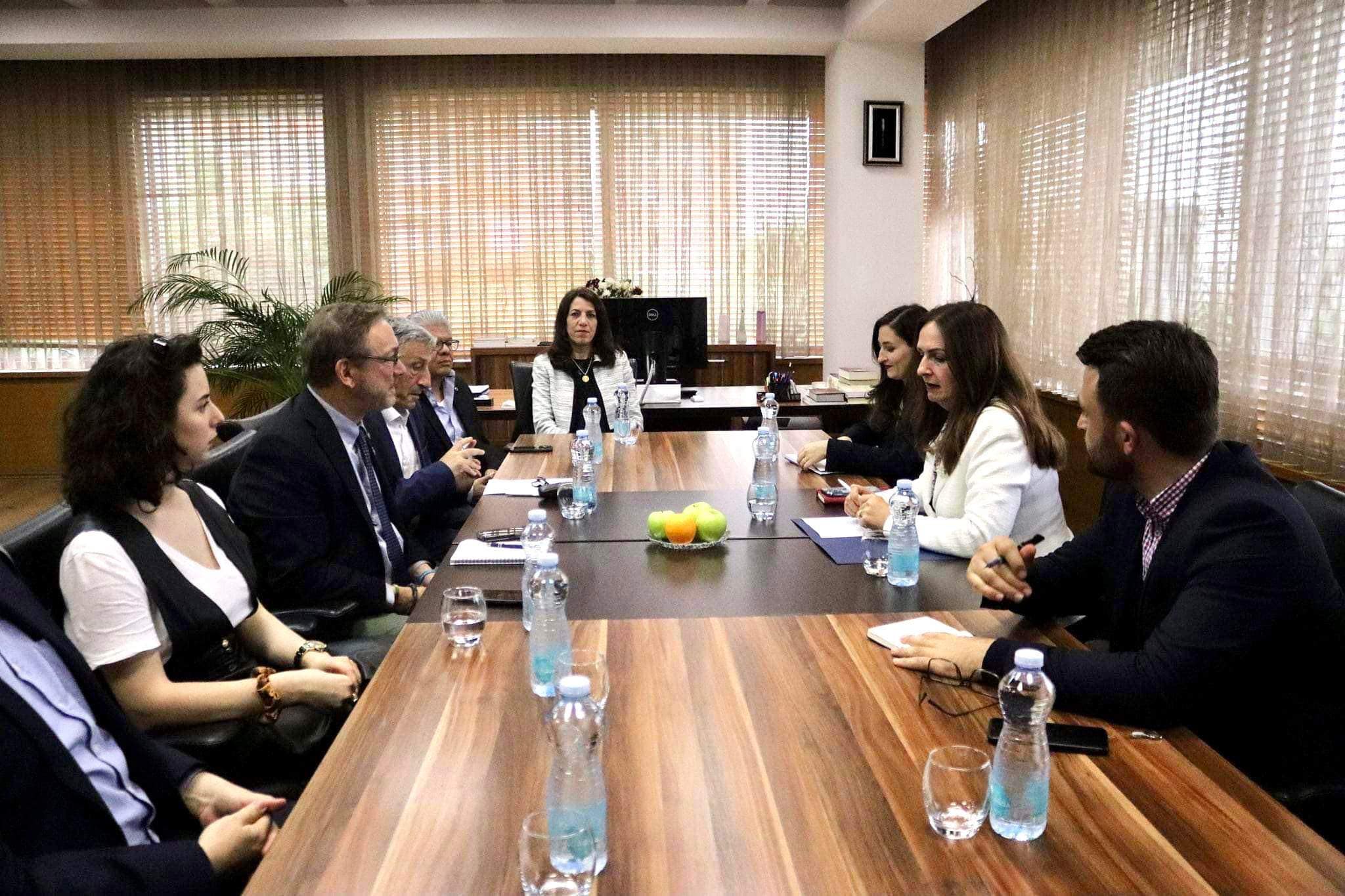 Nagavci pret në takim nënkryetarin e Federatës së Mësuesve të Illinois me bashkëpunëtorë