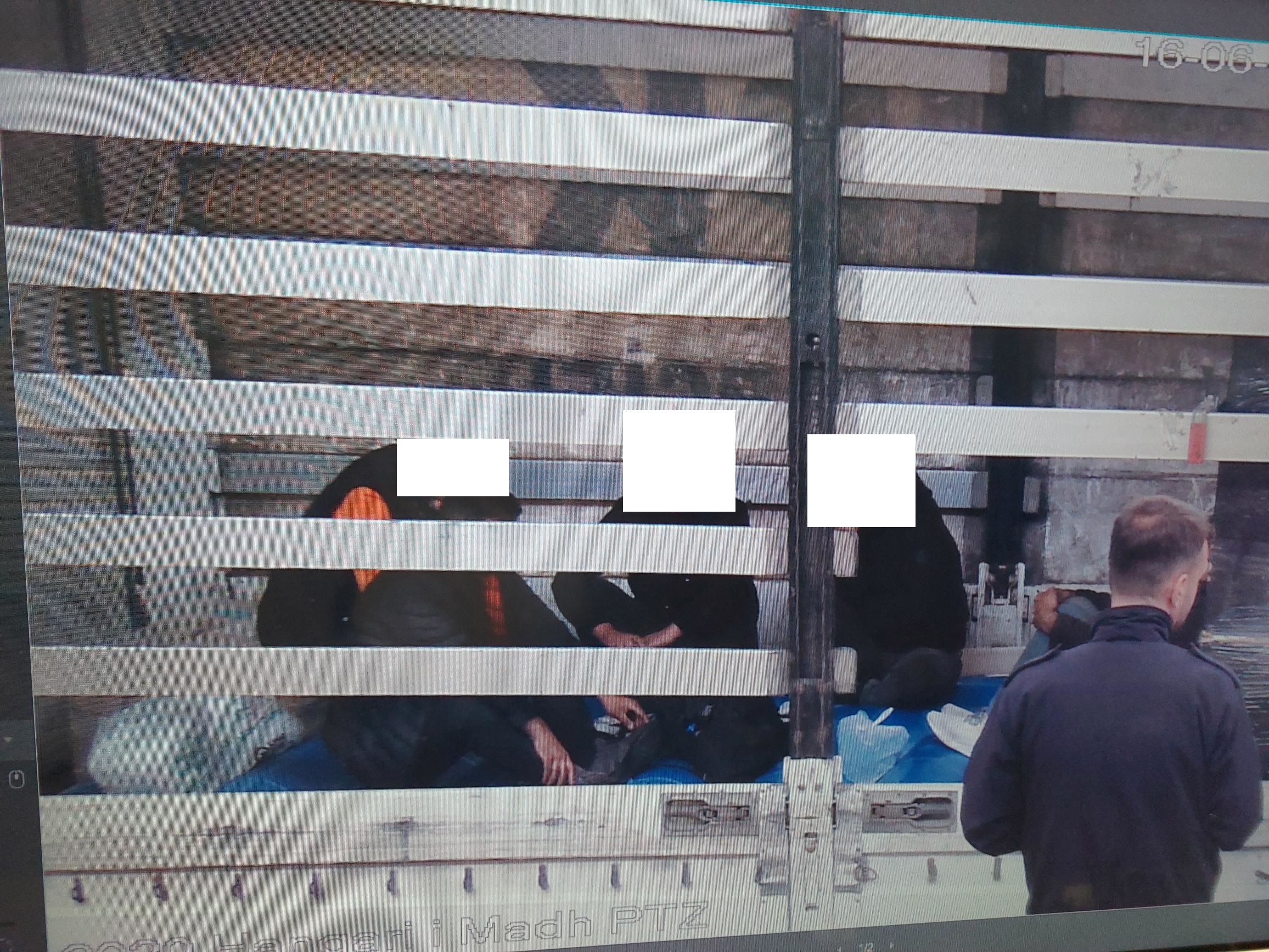 Dogana: Gjenden pesë emigrantë ilegal në një kamion të mallrave   