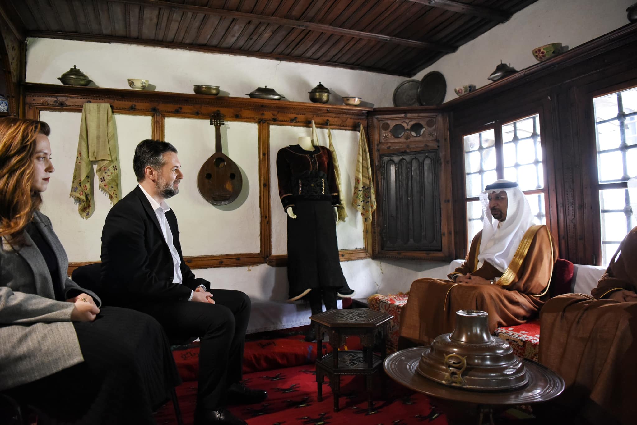 Çeku pret ministrin e Investimeve të Arabisë Saudite, Faisal Ghazi Hifzi në Muzeun Etnologjik të Kosovës