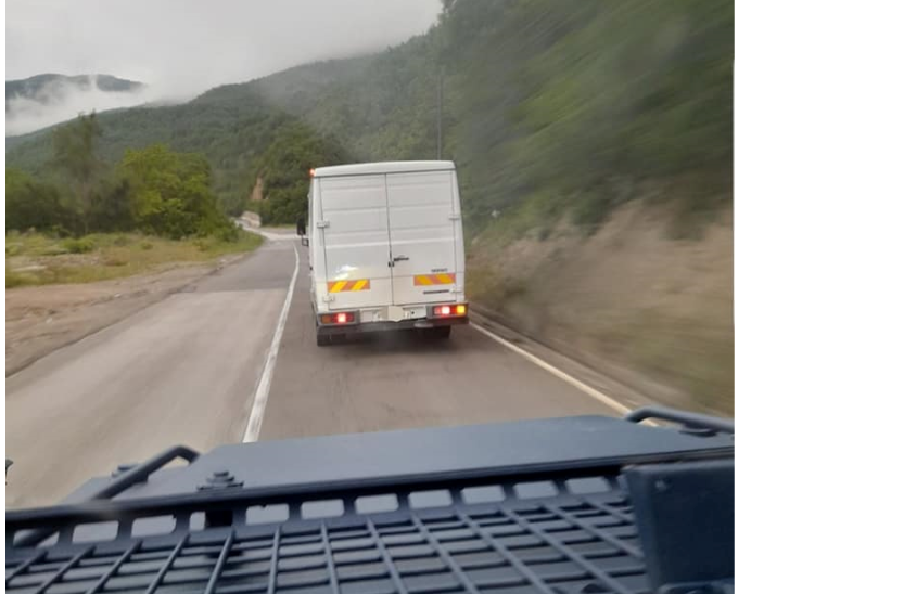 Policia e Kosovës arreston një person duke transportuar mish përmes rrugëve ilegale në hyrje të Leposaviqit