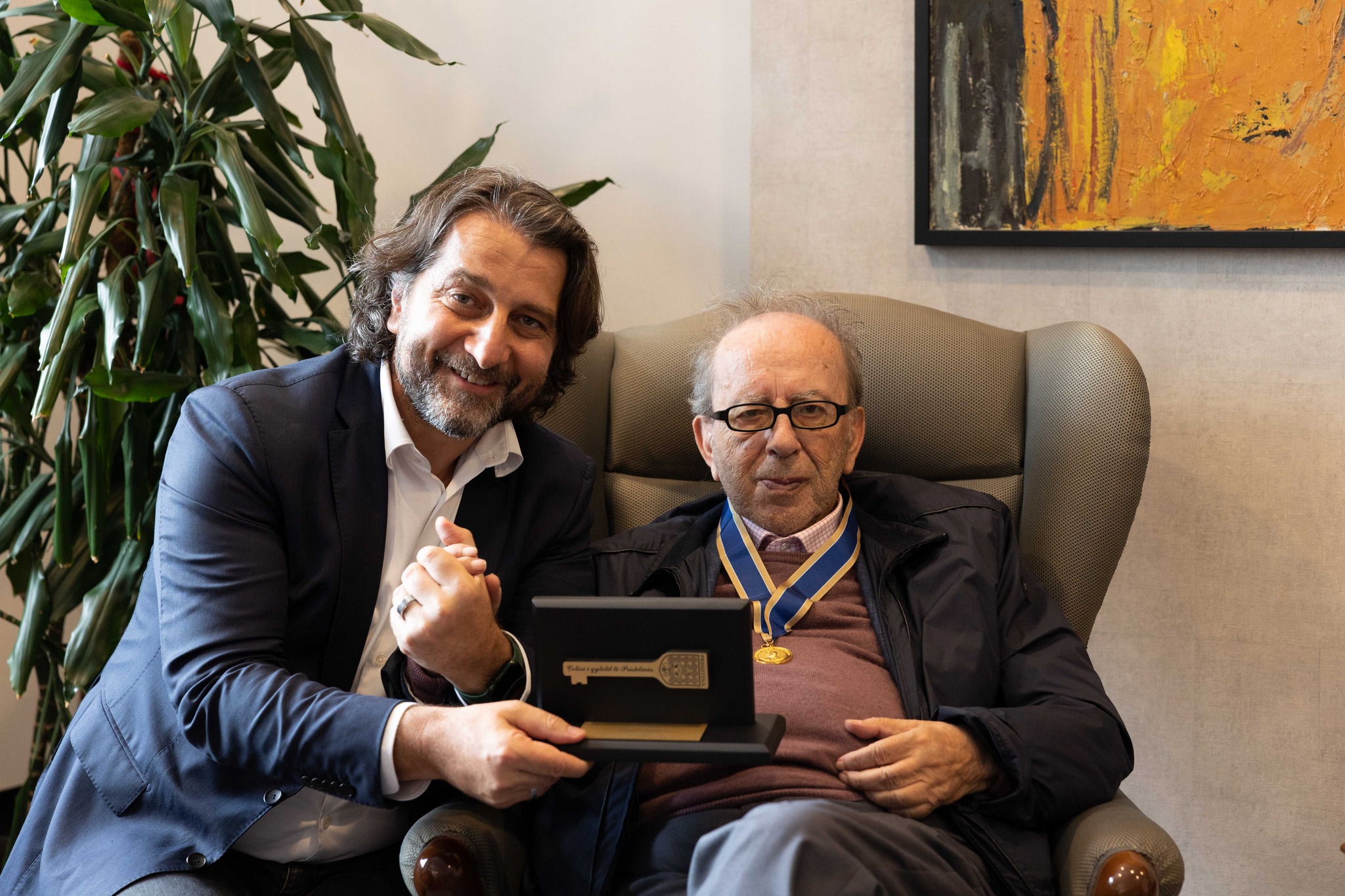 Rama në shenjë mirënjohje dhe respekti i dhuron Çelësin e Kryeqytetit, shkrimtarit të madh Kadare