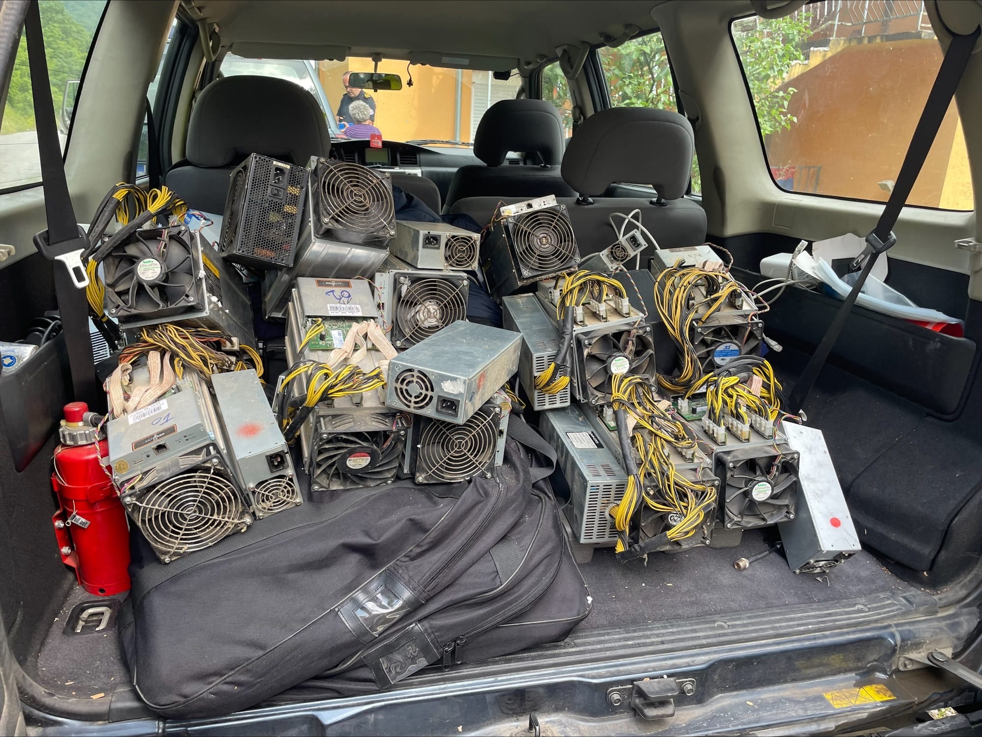 Policia e Kosovës identifikon pajisje për prodhimin e kriptovalutave në një shtëpi në veri të vendit