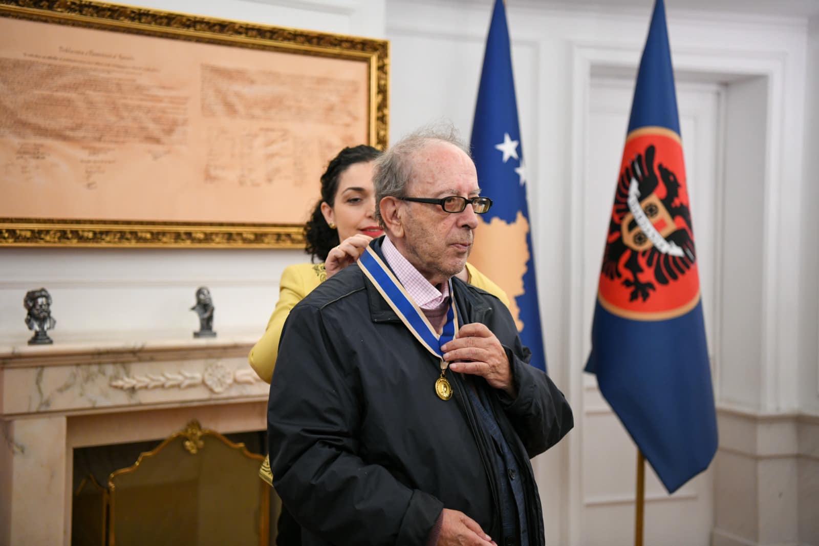 Presidentja Osmani dekoron shkrimtarin Ismail Kadare, me urdhrin “Hasan Prishtina”