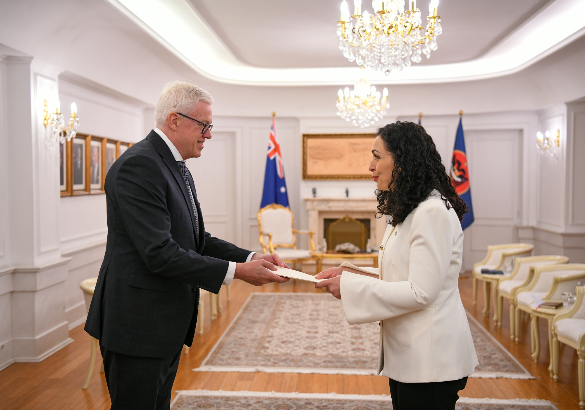 Presidentja Osmani pranon letrat kredenciale nga ambasadori i ri i Australisë, Rodgers