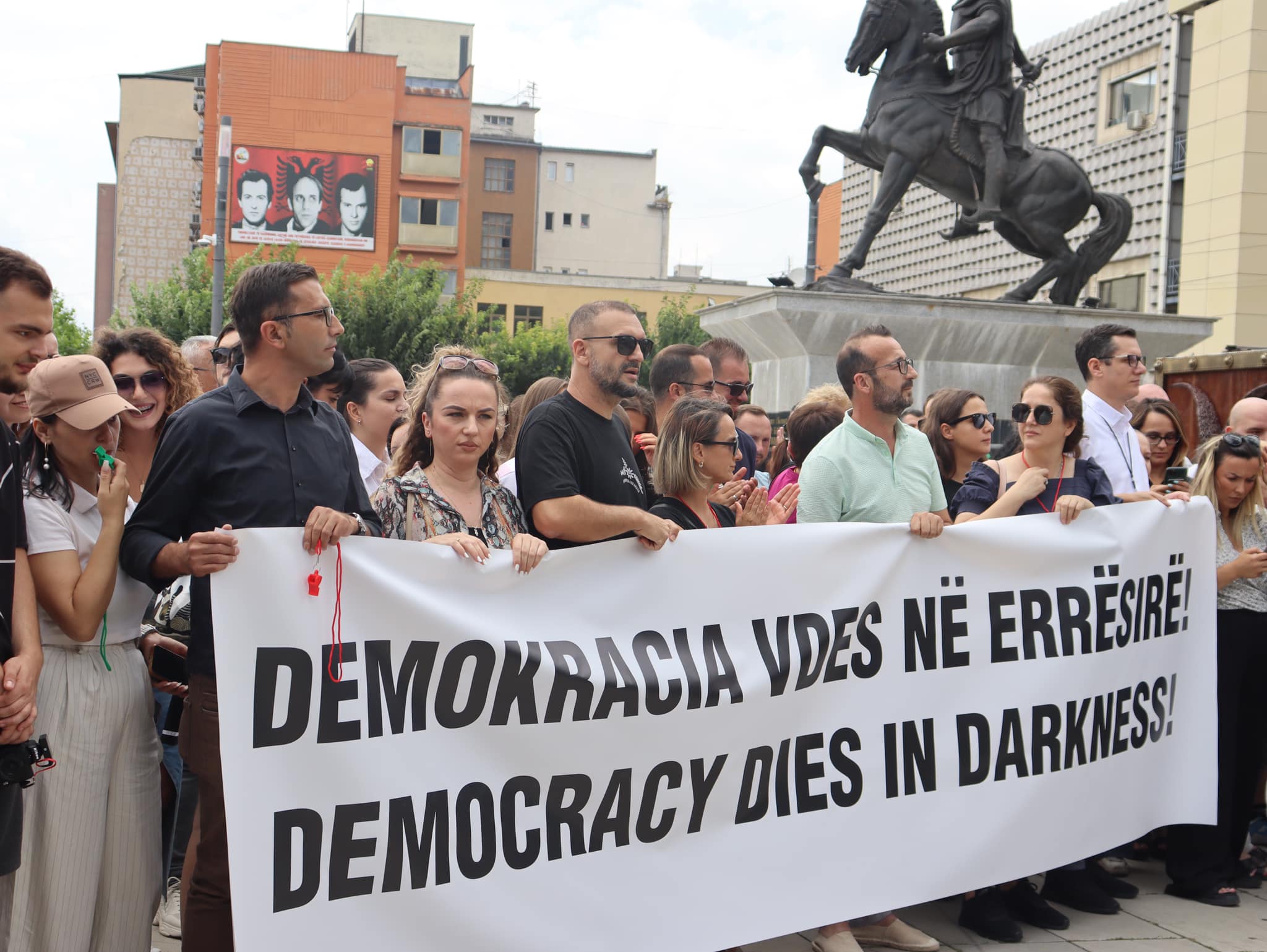 AGK: Mbahet protesta me moton “Demokracia vdes në errësirë”, në përkraje të Klan Kosovës