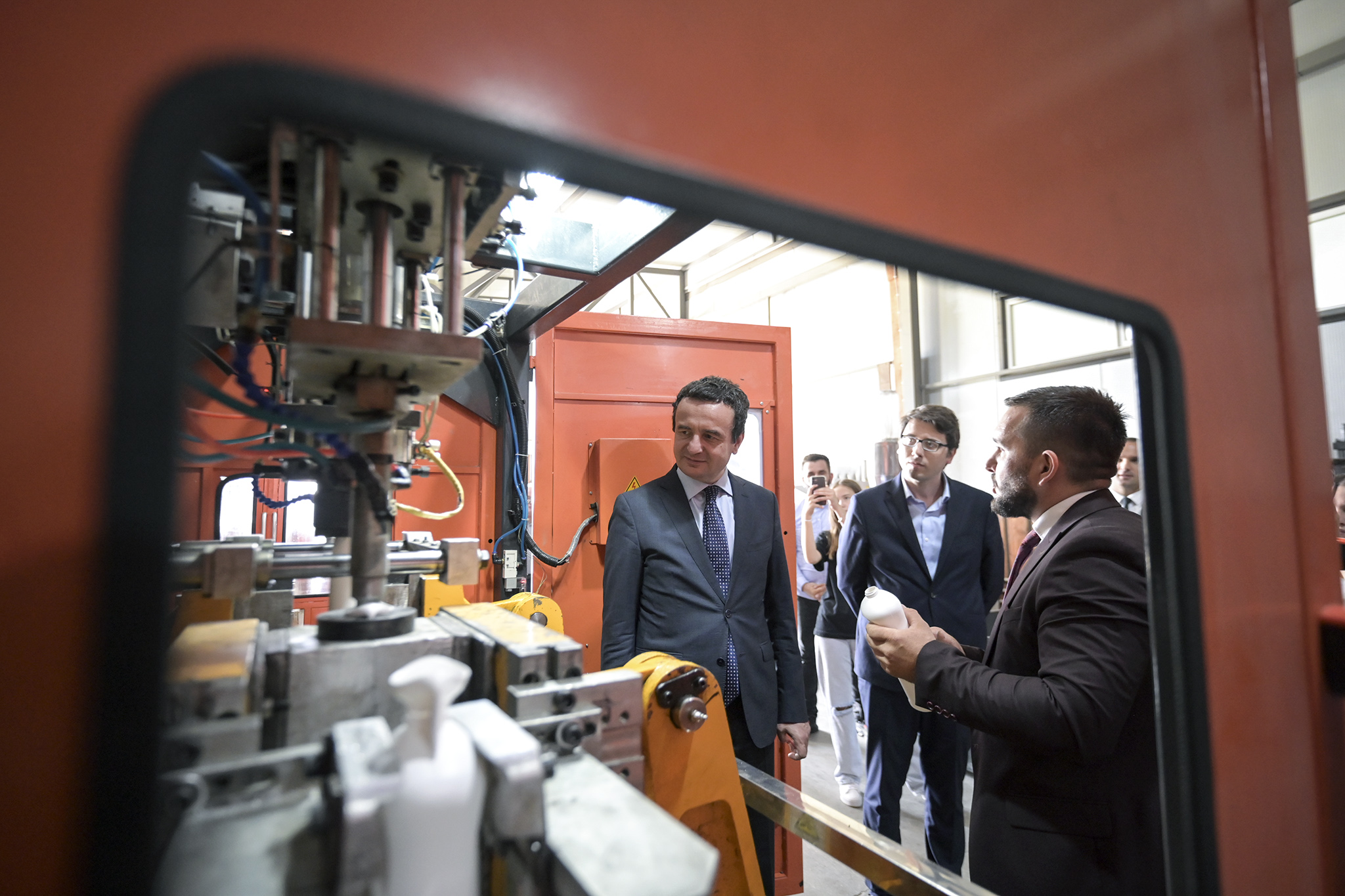 Kurti viziton kompaninë ‘’BBI Plast’’ në Vushtrri, zotohet për mbështetje të bizneseve të vogla e të mesme