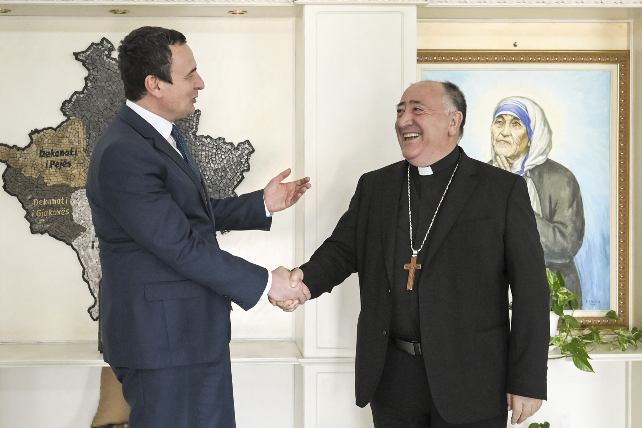 Kryeministri Kurti mirëpritet nga Ipeshkvi imzot Dodë Gjergji