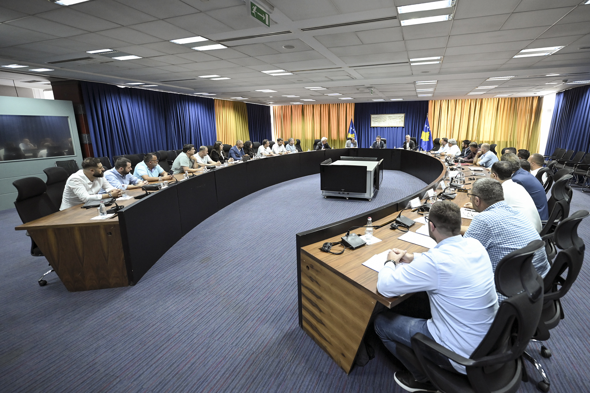 Kurti mban tryezë diskutimi me pronarët e kompanive të ndërtimit të rrugëve