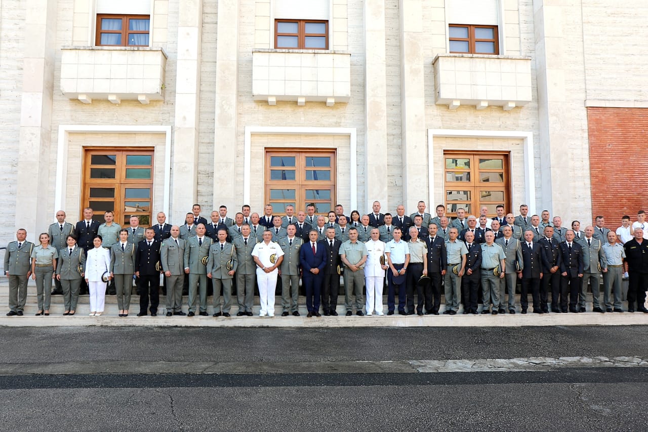 MM: Diplomojnë 17 oficerë të FSK-së, në Republikën e Shqipërisë