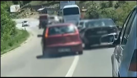 Policia apelon tek vozitësit e automjeteve që të jenë të kujdesshëm gjatë qarkullimit në rrugë