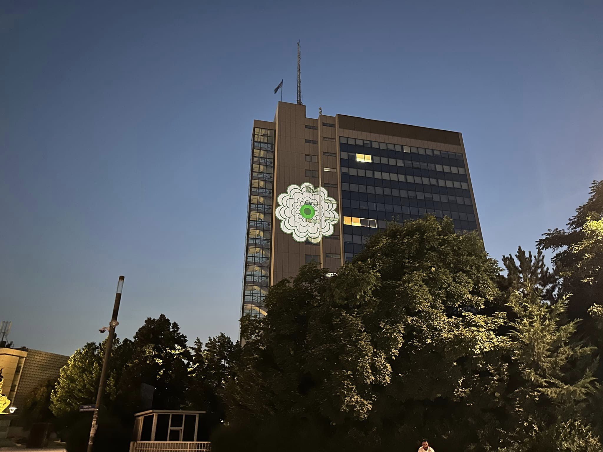 Ndriçohet Ndërtesa e Qeverisë në ditën e përkujtimit të gjenocidit në Srebrenicë