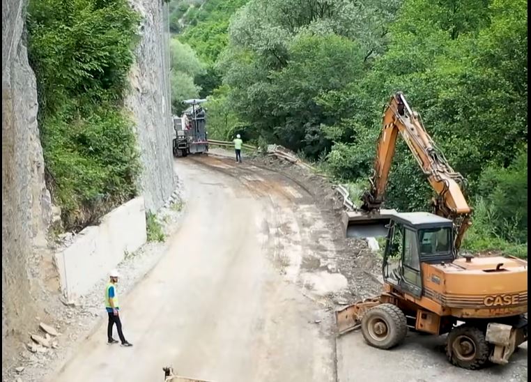 Kurti: Po punohet intensivisht në asfaltimin e rrugës Prizren-Prevallë dhe në rrugën Gjilan-Kllokot