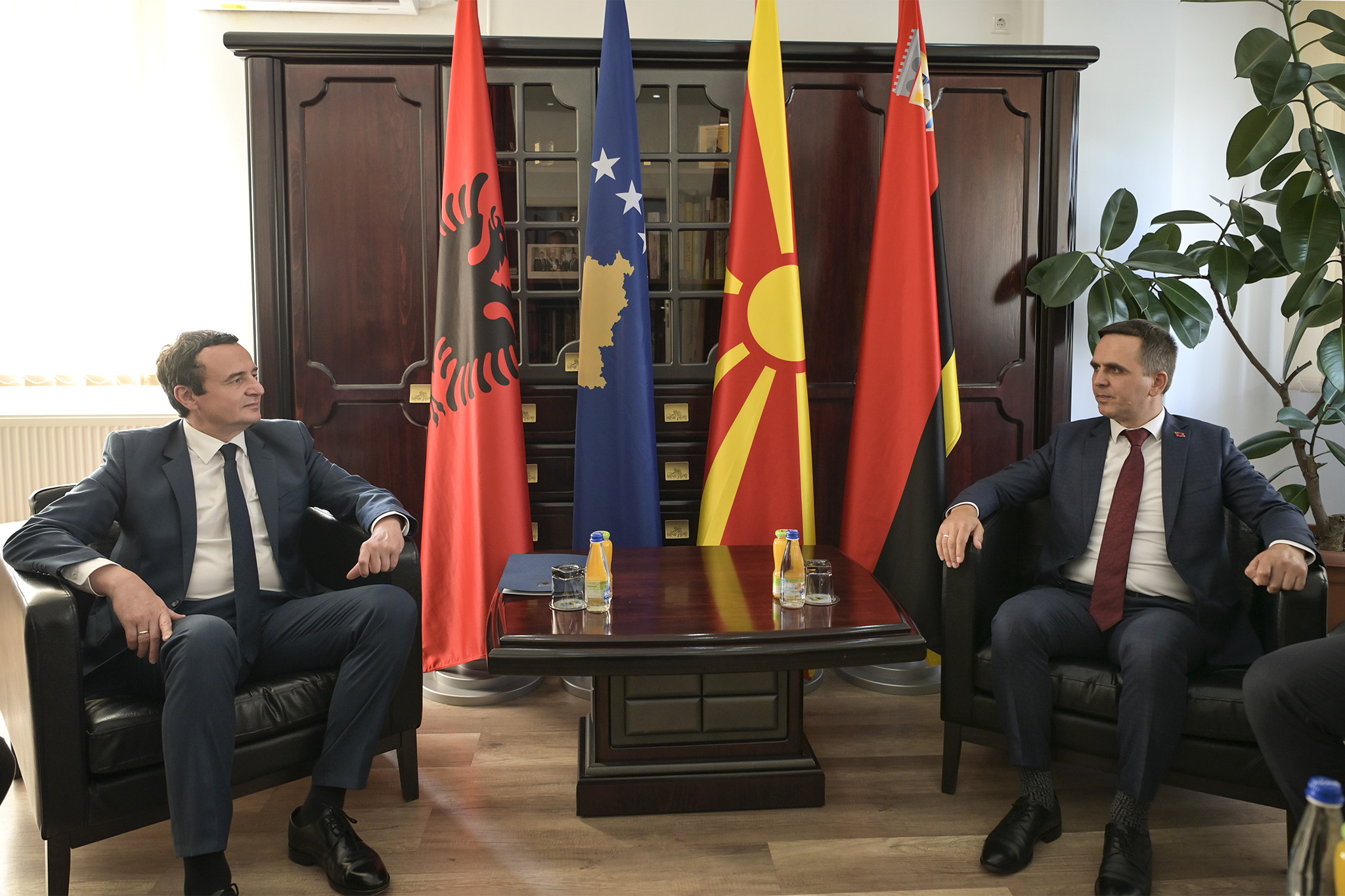 Kurti mirëpritet nga kryetari Kasami, diskutojnë për rëndësinë e rrugës Prizren -Tetovë