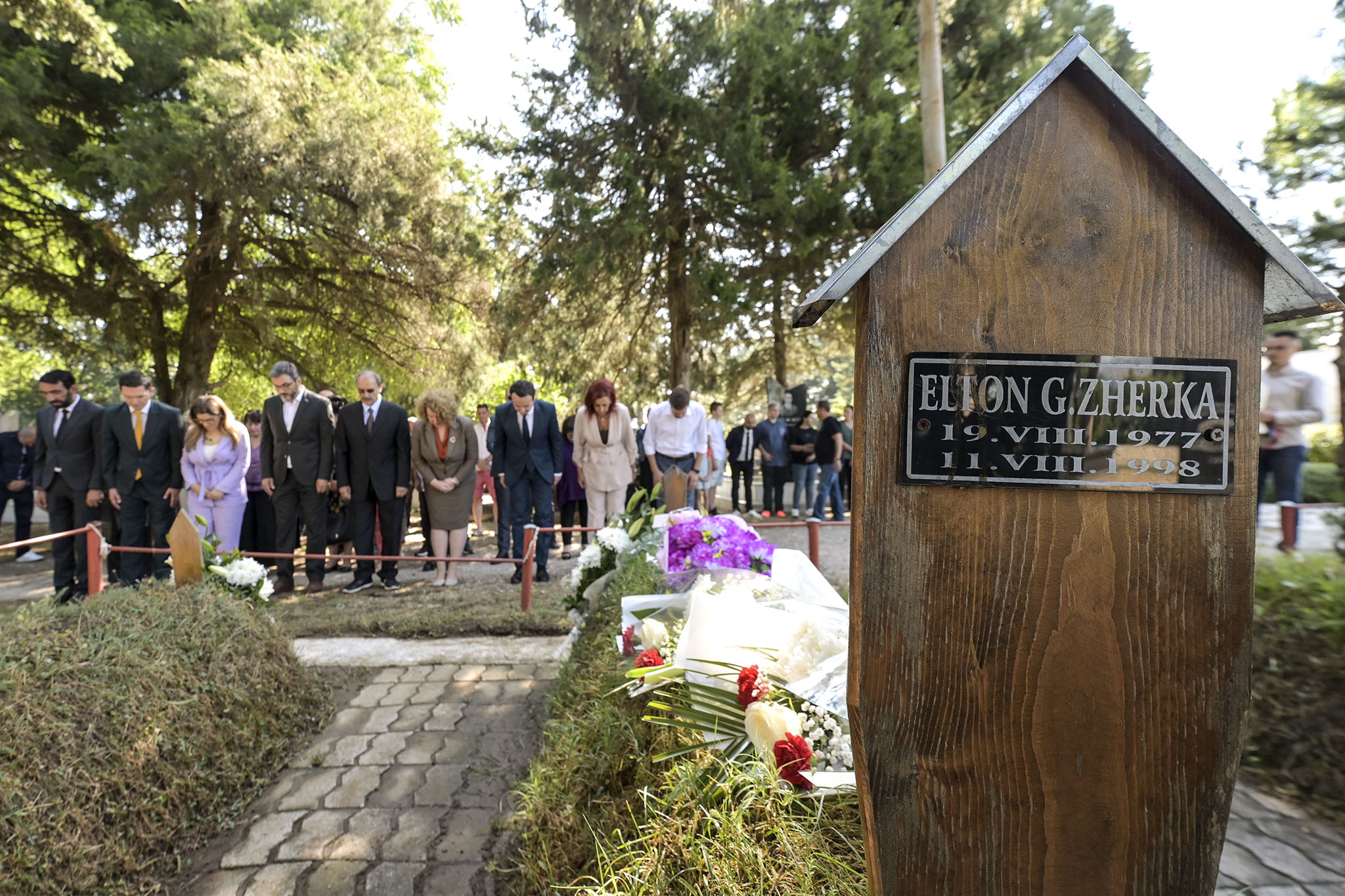 Kryeministri Kurti bën homazhe te varret e dëshmorëve Elton Zherka dhe Përmet Vula