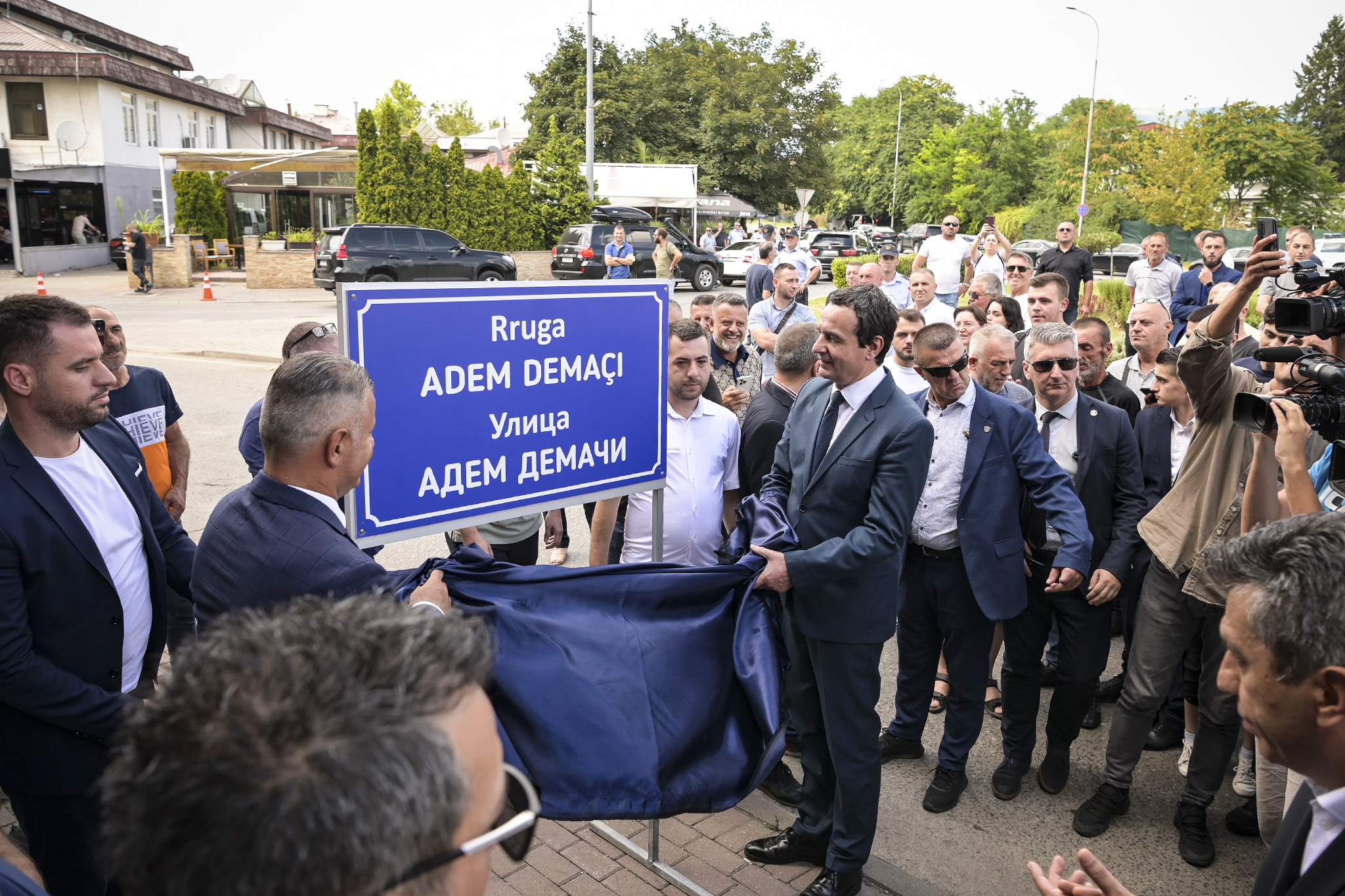 Kurti merr pjesë në ceremoninë e emërtimit të rrugës “Adem Demaçi”, në Komunën e Çairit