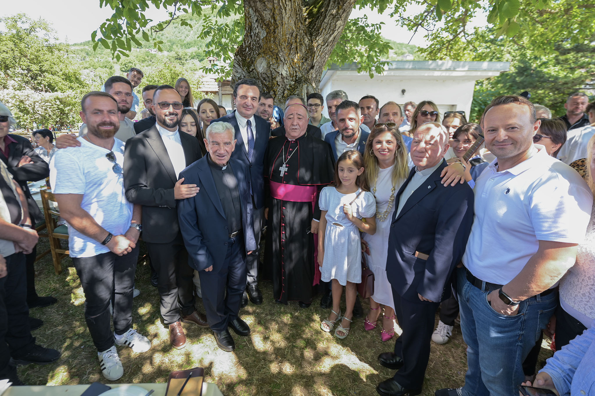 Kurti merr pjesë në pritjen me rastin e 50-vjetorit të meshtarisë, në Kishën e Shën Jozefit në Stubëll