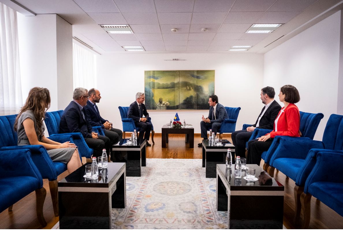 Kryeministri Kurti takon ekipin udhëheqës të gërmimeve në lokalitetin arkeologjik “Ulpiana”