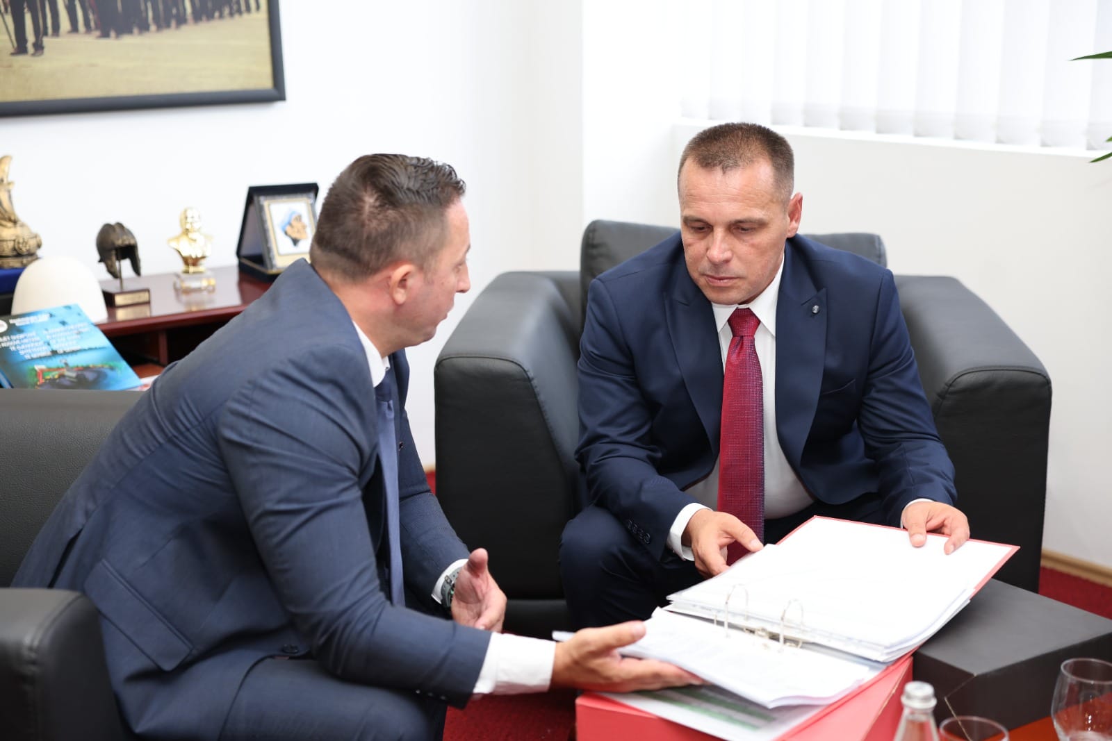 Mehaj dorëzon detyrën tek ministri i ri Maqedonci, e njofton për të arriturat në Ministrinë e Mbrojtjes