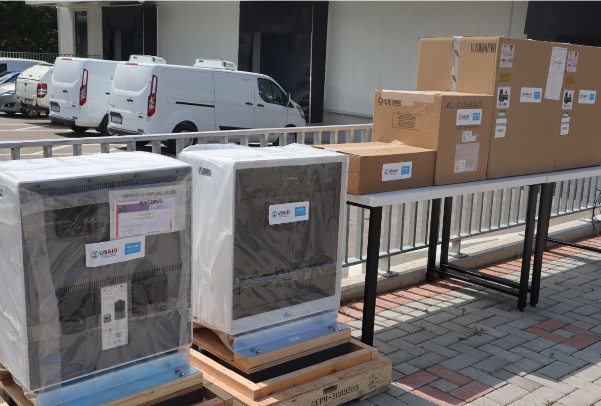 MSh: Tetë aparatura testimi për PCR i janë dhuruar Institutit Kombëtar të Shëndetësisë Publike