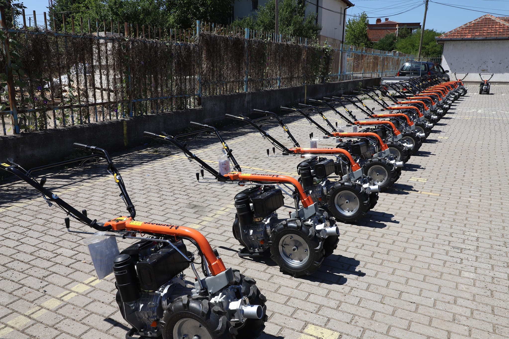 Ndahen 54 kultivatorë për fermerët e Prishtinës, projekt i bashkëfinancuar nga Islamic Relief