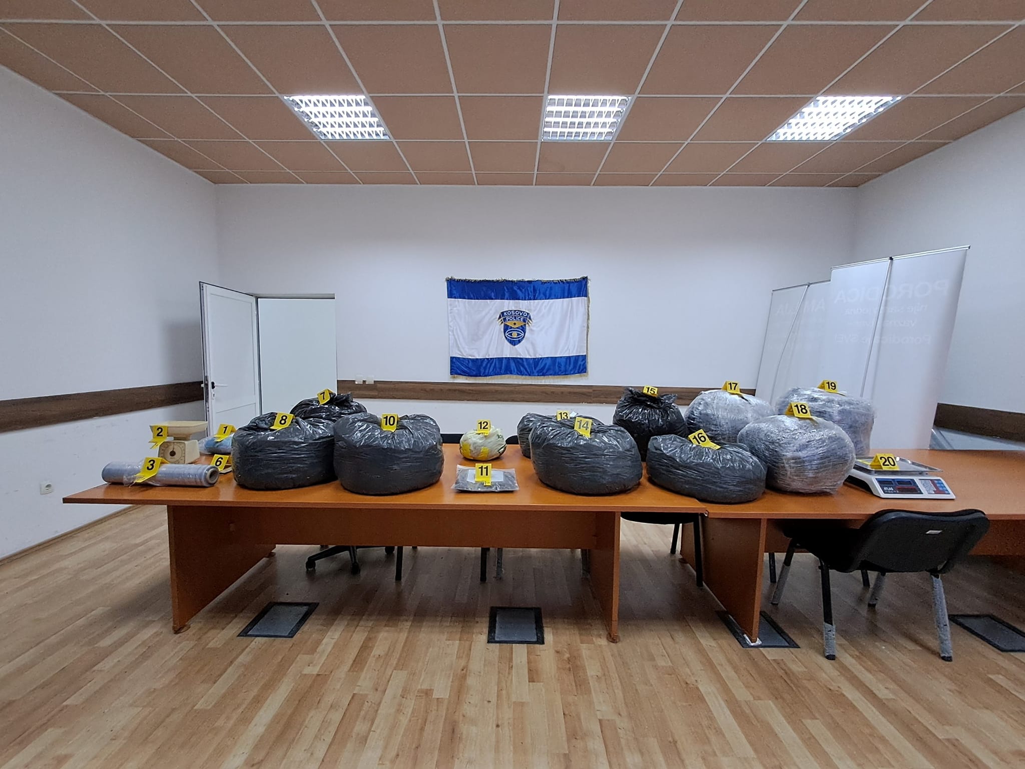 Policia arreston një të dyshuar dhe konfiskon mbi 59 kg marihuanë