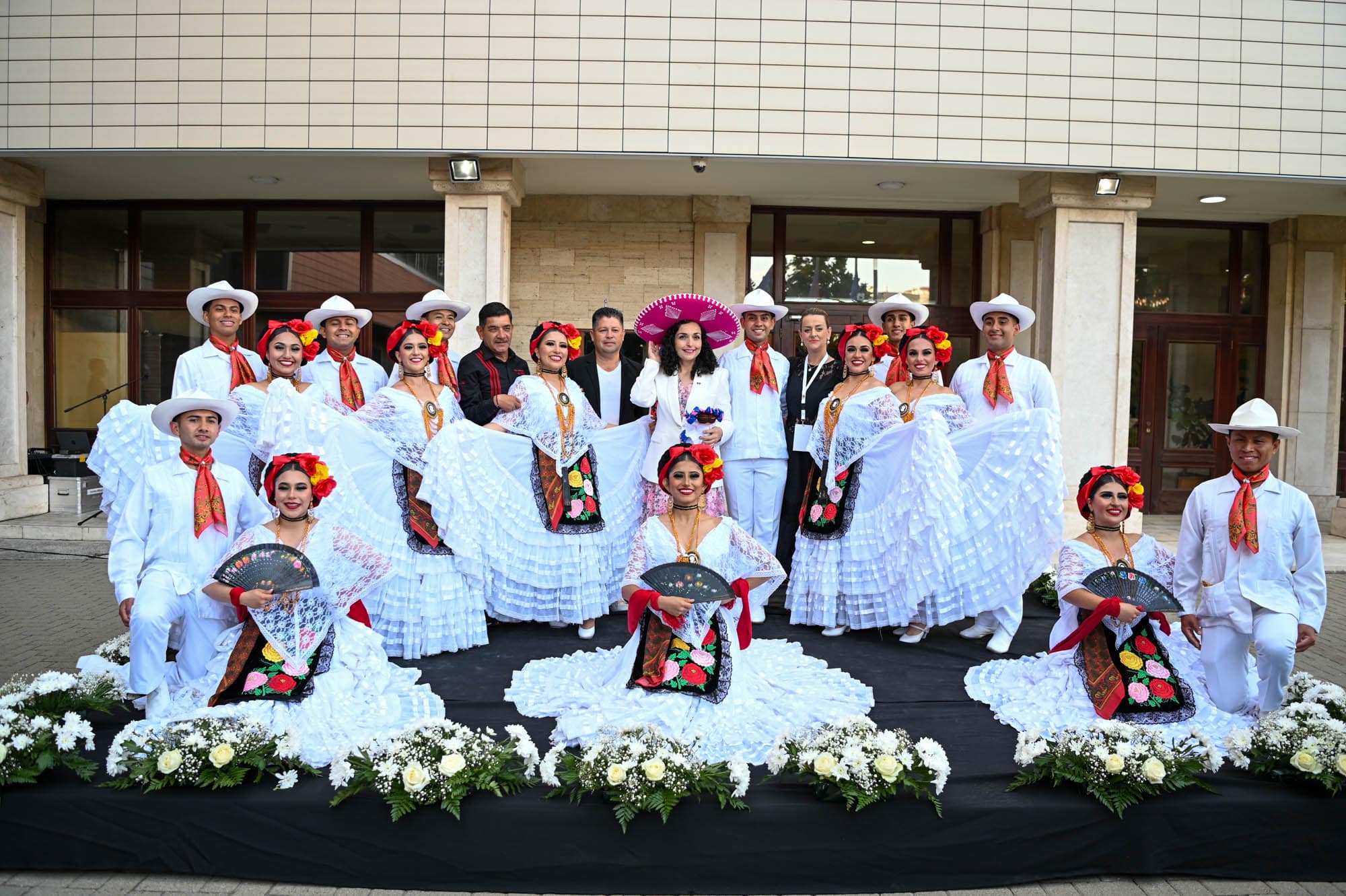 Presidentja Osmani pret pjesëmarrësit e festivalit ndërkombëtar NEWBORN Kosova