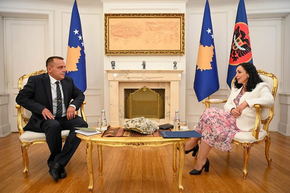 Presidentja Osmani pret Ejup Maqedoncin me rastin e fillimit të punës si ministër i Mbrojtjes