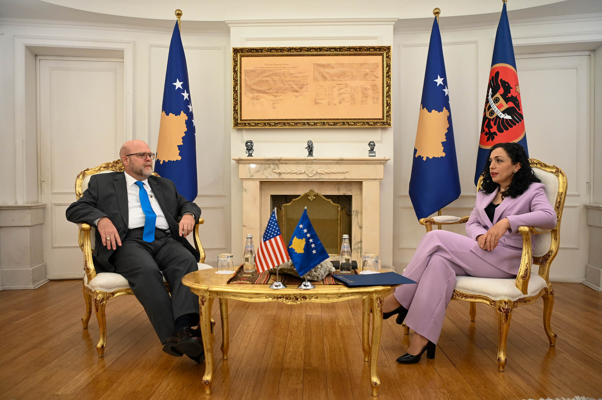 Presidentja Osmani pret Hovenier, diskutojnë për projektet zhvillimore të cilat po realizohen nga ShBA-të në Kosovë