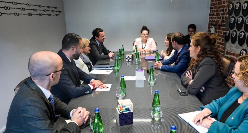 Kurti takon Peters, diskutojnë për anëtarësimin e Kosovës në Partneritetin për Qeveri të Hapur